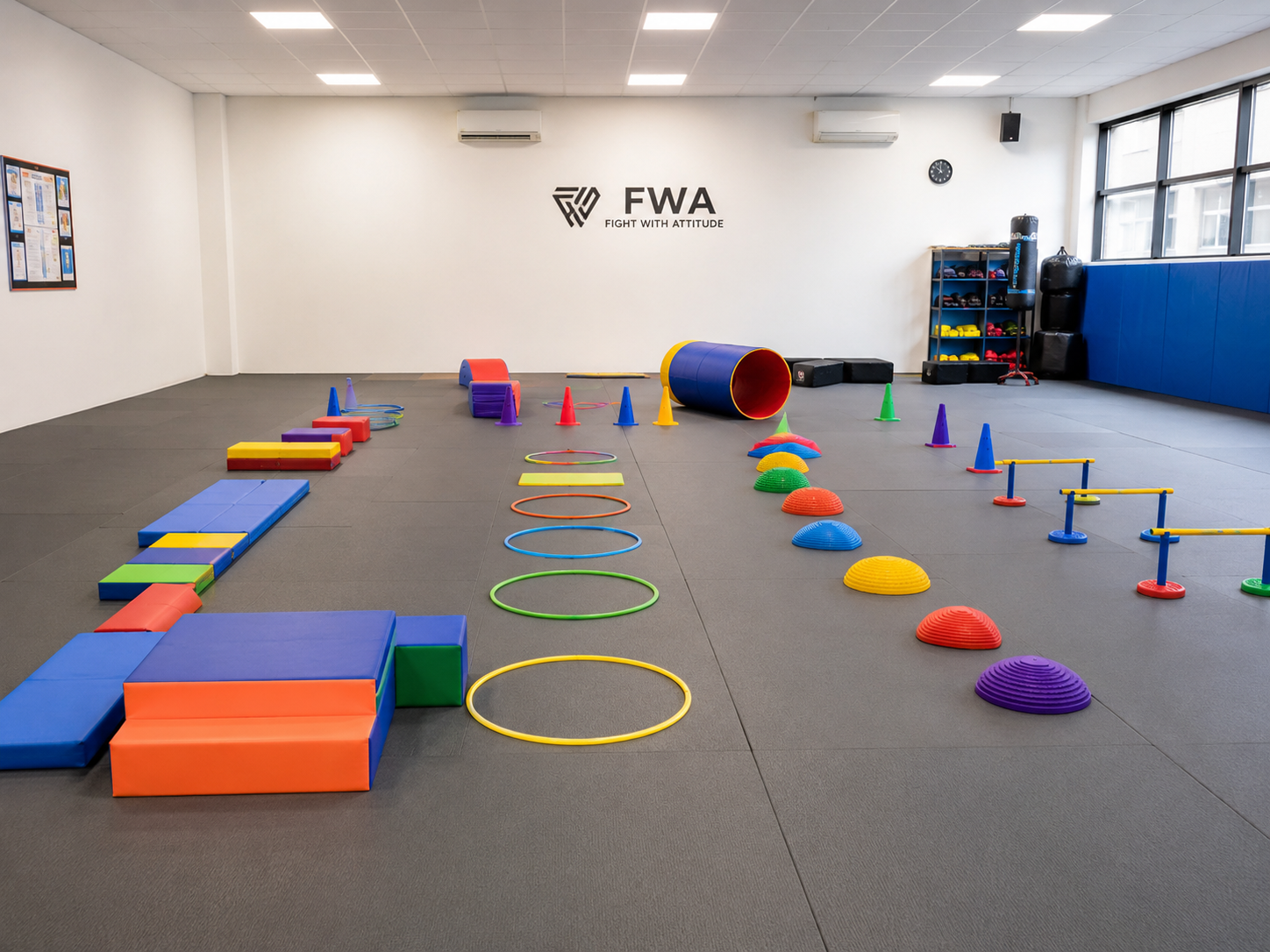 Tapis de motricité nettoyés et parcours installé avant le cours parent-enfant du Club FWA